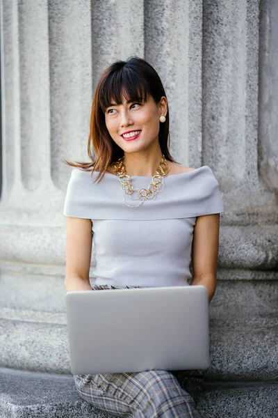 Retrato Una Atractiva Segura Exitosa Mujer Asiática China Usando Portátil — Foto de Stock