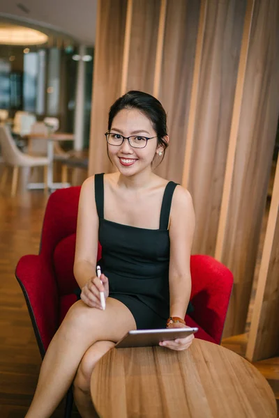 Retrato Empresarial Una Joven Bella Mujer Asiática Que Trabaja Dispositivo — Foto de Stock