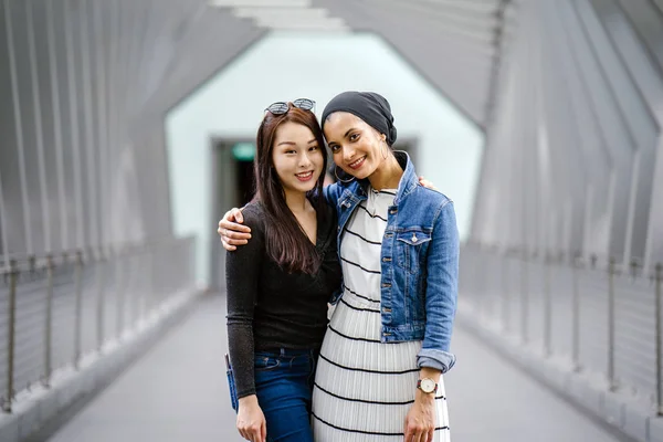 Deux Amis Différentes Origines Ethniques Sur Pont Pendant Journée Une — Photo