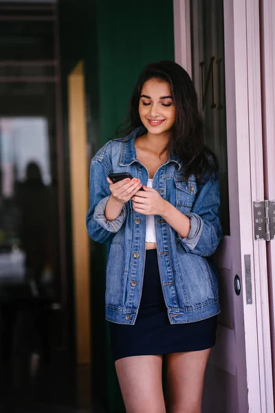 Retrato Una Hermosa Alta Elegante Joven Mujer India Asiática Enviando — Foto de Stock