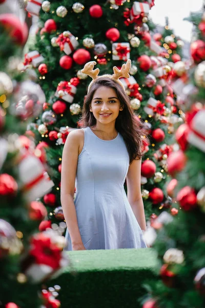 Portrait Noël Festif Une Jeune Belle Heureuse Femme Asiatique Indienne — Photo