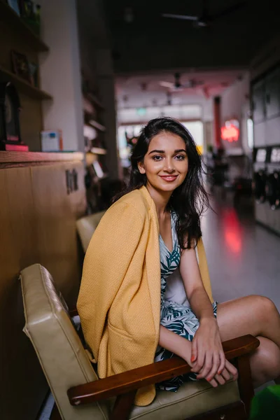 Mujer Asiática India Moda Elegante Joven Con Atuendo Retro Ella — Foto de Stock