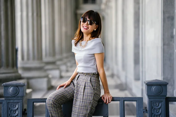 Retrato Una Atractiva Segura Exitosa Mujer Asiática China Ella Sostiene —  Fotos de Stock