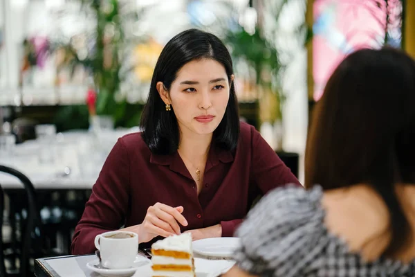 Портрет Красивой Элегантной Молодой Корейской Женщины Сидящей Стильном Закрытом Кафе — стоковое фото