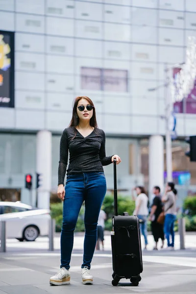 Una Giovane Attraente Asiatica Trova Una Strada Affollata Con Gli — Foto Stock