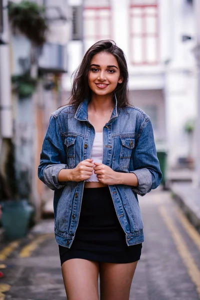 Alta Jovem Elegante Mulher Indiana Asiática Andando Por Beco Cidade — Fotografia de Stock