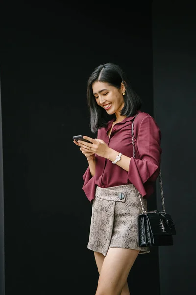 Mladá Korejská Asijská Žena Držící Smartphone — Stock fotografie