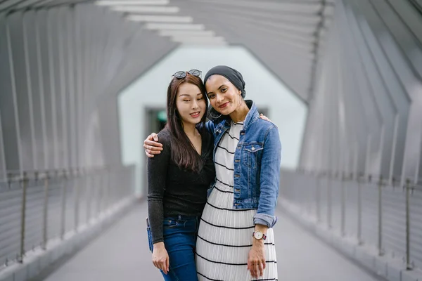 Dois Amigos Etnia Diferente Uma Ponte Durante Dia Deles Uma — Fotografia de Stock