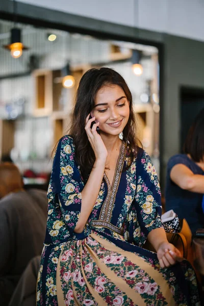 日中はカフェでスマート フォンで話すと顔をしかめ若くて魅力的なインド アジア女性の肖像 — ストック写真