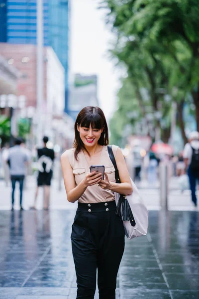 Молодая Привлекательная Китайская Азиатка Помощью Смартфона — стоковое фото