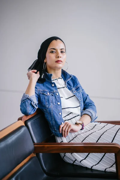 Jonge Elegante Aantrekkelijke Maleise Moslimvrouw Die Overdag Jurk Spijkerjasje Draagt — Stockfoto