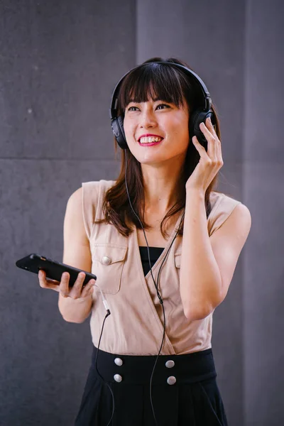 Retrato Una Mujer China Mediana Edad Fotogénica Escuchando Música Sus —  Fotos de Stock