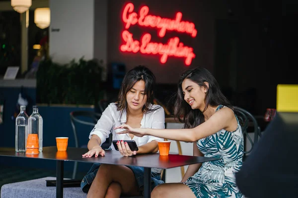 Dos Amigas Íntimas Mujeres Sientan Café Durante Día Ven Video — Foto de Stock