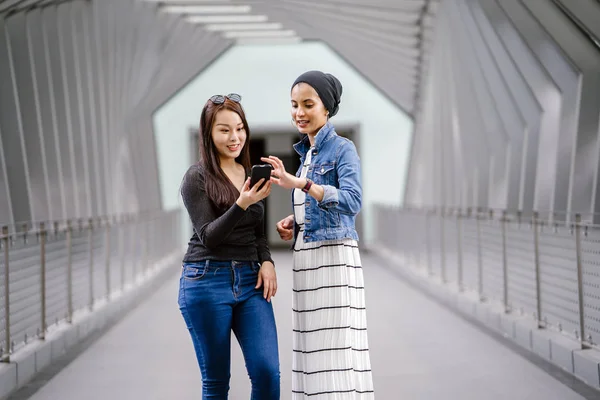 Dois Amigos Etnia Diferente Uma Ponte Durante Dia Deles Uma — Fotografia de Stock