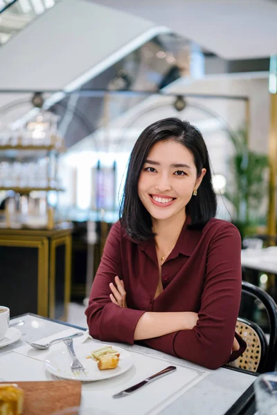 Retrato Una Hermosa Elegante Joven Coreana Asiática Sentada Elegante Café — Foto de Stock