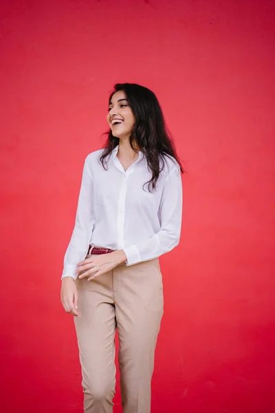 아시아 비즈니스 학생의 셔츠와 카키색 바지를 — 스톡 사진