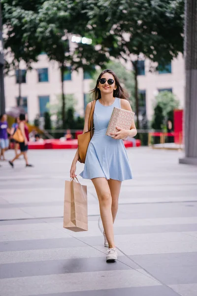 Joven Moda Feliz Joven India Mujer Asiática Vestido Azul Caminando —  Fotos de Stock