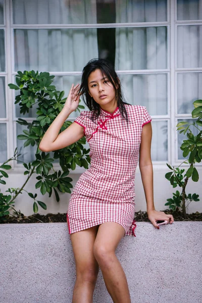Молодая Привлекательная Китайская Азиатка Традиционном Китайском Платье Чхонсам — стоковое фото