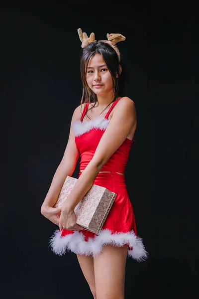 Portrét Mladé Krásné Čínské Asijské Ženy Červeném Obleku Santariny Usmívá — Stock fotografie