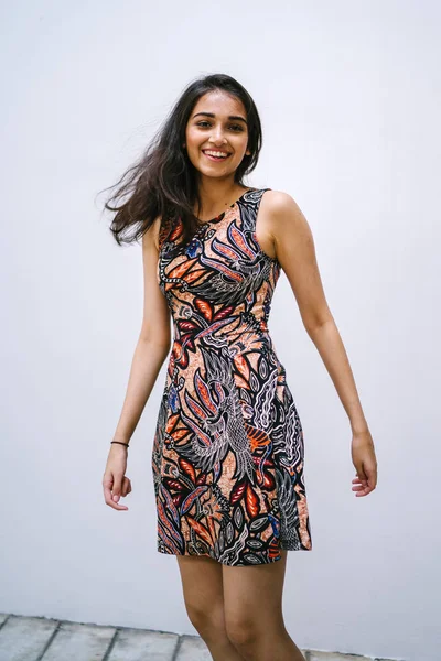 Portret Moda Piękny Młody Szczupły Indian Azjatyckie Dziewczyny Pozowanie Sukienka — Zdjęcie stockowe