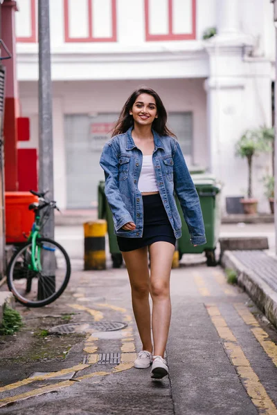 Alta Jovem Elegante Mulher Indiana Asiática Andando Por Beco Cidade — Fotografia de Stock