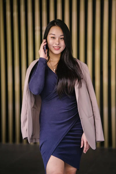 Portrait Une Jeune Belle Chinoise Asiatique Dans Une Robe Bleue — Photo
