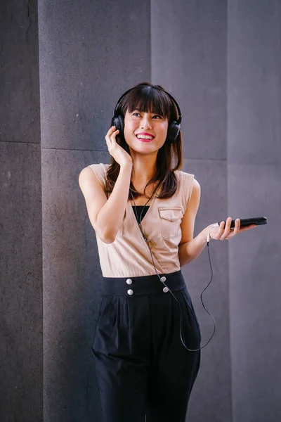 Retrato Una Mujer China Mediana Edad Fotogénica Escuchando Música Sus —  Fotos de Stock