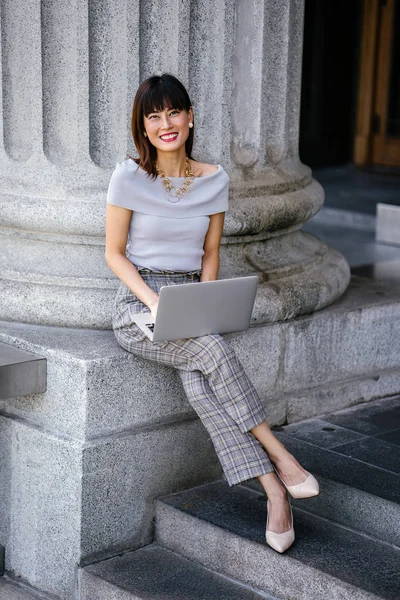 Retrato Una Atractiva Segura Exitosa Mujer Asiática China Usando Portátil — Foto de Stock