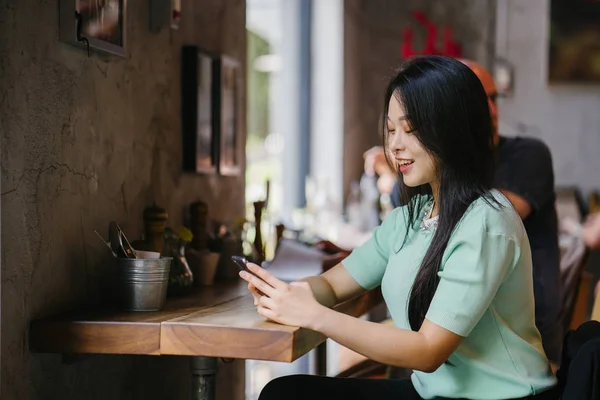 Portrait Young Beautiful Asian Chinese Woman Holding Smartphone — Stok Foto