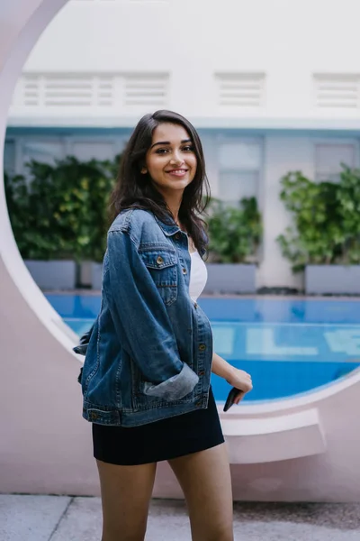 Retrato Una Hermosa Joven Atractiva Mujer India Asiática Top Blanco —  Fotos de Stock