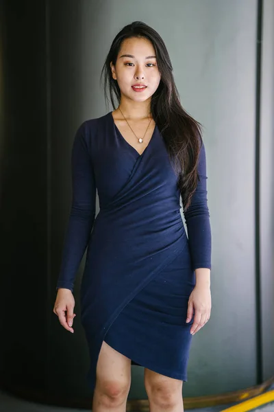 Retrato Uma Mulher Asiática Confiante Jovem Bonita Confiante — Fotografia de Stock