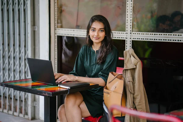 Giovane Studente Universitario Donna Asiatica Indiana Sta Studiando Lavorando Sul — Foto Stock