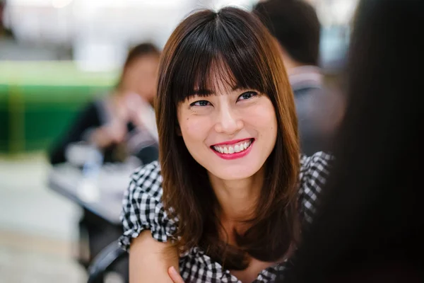 Bir Çinli Asyalı Bayan Bir Restoranda Iyi Bir Arkadaş Ile — Stok fotoğraf