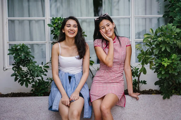 Two Young Women Friends Different Ethnicity Hanging Out Together One — Stock Photo, Image