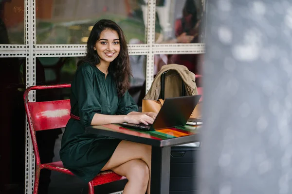 Giovane Studente Universitario Donna Asiatica Indiana Sta Studiando Lavorando Sul — Foto Stock