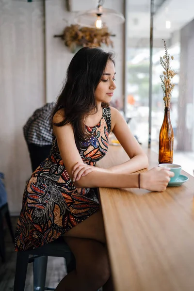 Joven Hermosa Mujer India Asiática Singapurense Vestido Estampado Sienta Café — Foto de Stock