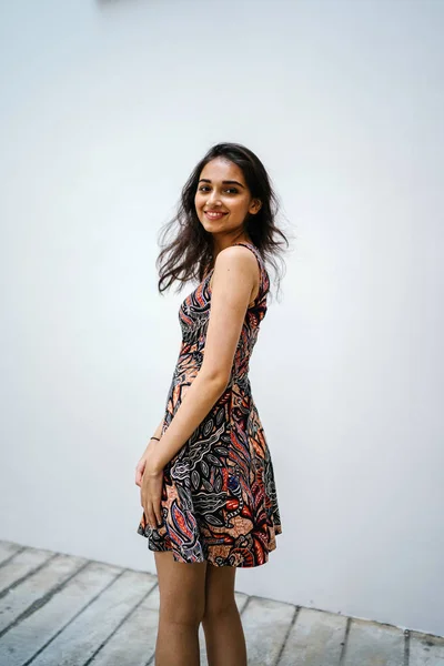 Módní Portrét Krásné Mladé Štíhlé Indická Asijská Dívka Šaty Suport — Stock fotografie