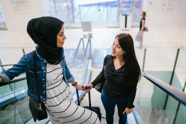 Duas Amigas Shopping Center Uma Chinesa Outra Muçulmana — Fotografia de Stock