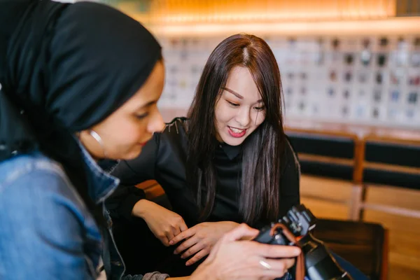Eine Chinesische Asiatin Und Eine Muslimin Genießen Ihre Zeit Café — Stockfoto