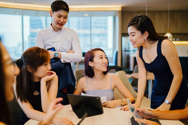 Gruppo Uomini Affari Nello Spazio Working — Foto Stock