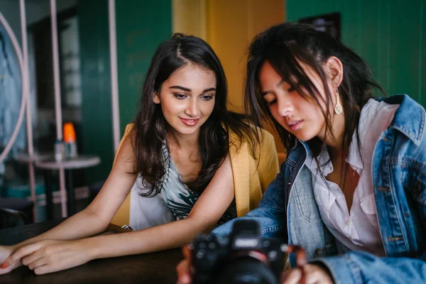 Dvě Blízké Přátele Ženy Během Dne Sedět Kavárně Sledovat Fotografie — Stock fotografie