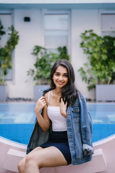 Retrato Una Hermosa Joven Atractiva Mujer India Asiática Top Blanco — Foto de Stock