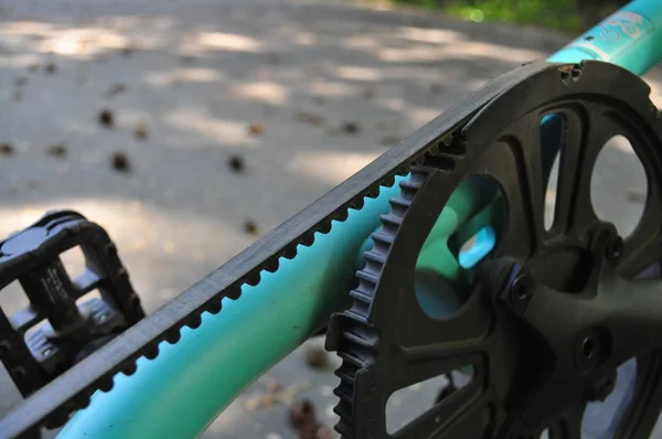 Strida katlanır bisiklet Kemer sürücü.