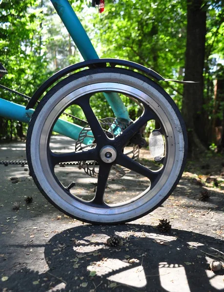 Strida katlanır bisiklet tekerleği.