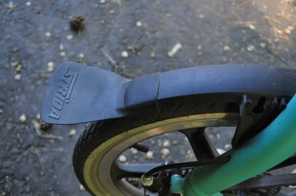 Bisiklet - tekerlek çamurluk ile katlama Strida.