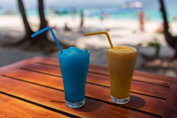 Dos Vasos Con Puesto Cócteles Azul Naranja Sobre Una Mesa — Foto de Stock