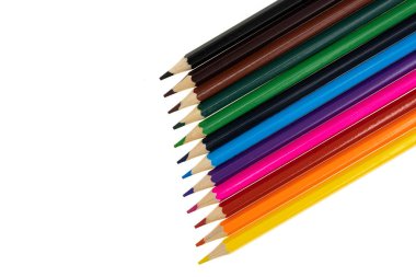 Beyaz arkaplanda izole edilmiş renkli kalemler yakın plan