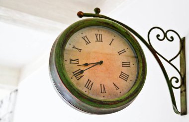 Beyaz bir arka plan üzerinde yuvarlak eski moda duvar saati; Vintage tarzı sokak saat