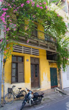 Bougainvillea çiçek, Bisiklet ve bisiklet, Hanoi, Vietnam ile eski Fransız iki kat ev