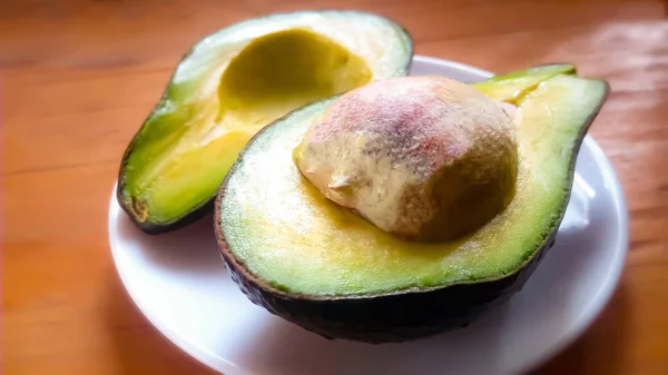 Two Avocado Halves One Half Has Seed While Other Half — Stock Photo, Image